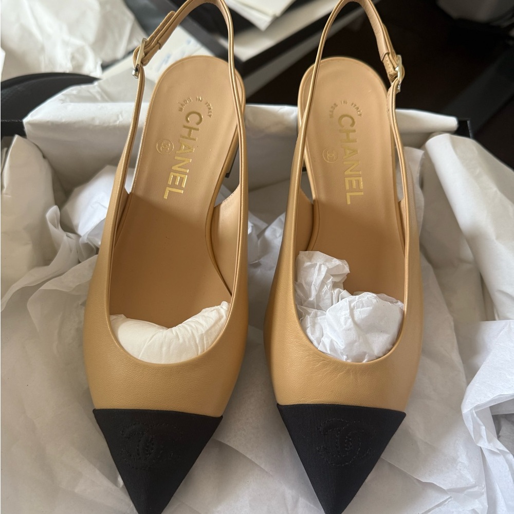 CHANEL Two-Tone Beige and Black Heels - Picture 11 of 12